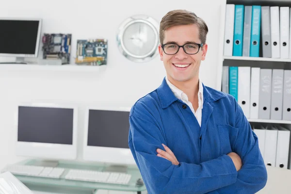 Lächelnder Techniker blickt in die Kamera — Stockfoto