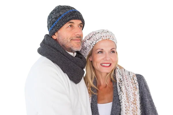 Ευτυχισμένο ζευγάρι στο αγκάλιασμα μόδας χειμώνα — Φωτογραφία Αρχείου