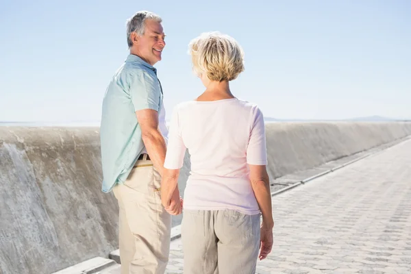 Senior koppel hand in hand en wandelen — Stockfoto