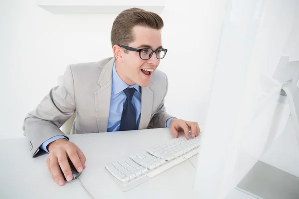 Emocionado hombre de negocios trabajando en la computadora — Foto de Stock