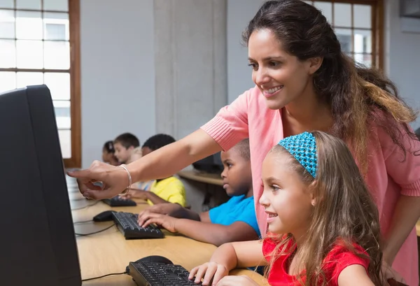 Alunos em classe de computador com professor — Fotografia de Stock