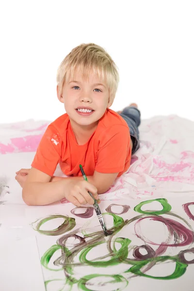 Маленький мальчик рисует на полу — стоковое фото