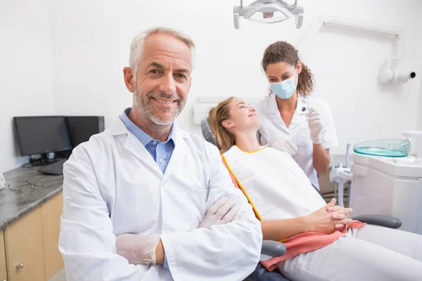 Diş hekimi asistanı ve hasta ile — Stok fotoğraf