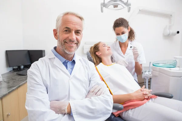 Dentista con asistente y paciente — Foto de Stock