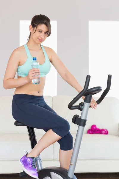 Passen brunette trainen op de hometrainer — Stockfoto