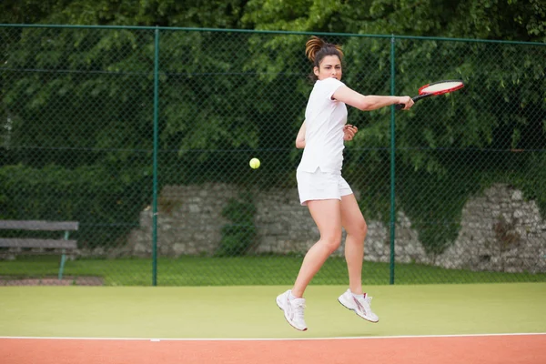 Sahada oynayan güzel tenisçi — Stok fotoğraf