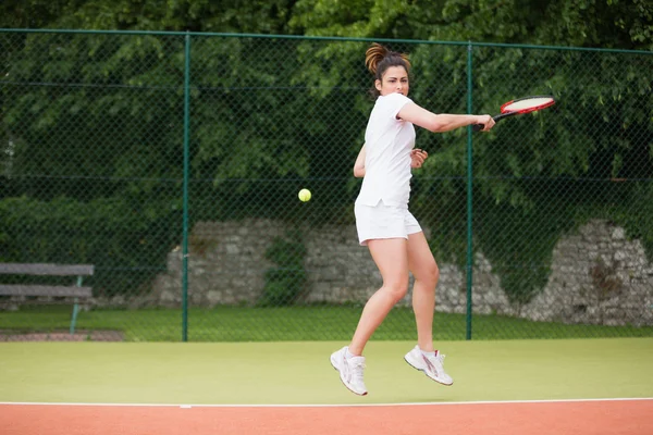 Kaunis tennispelaaja pelaa kentällä — kuvapankkivalokuva