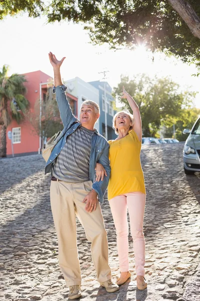 Happy mature couple cheering in the city — Stock Photo, Image