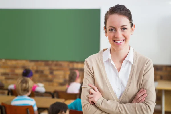 Hübsche Lehrerin auf der Rückseite des Klassenzimmers — Stockfoto