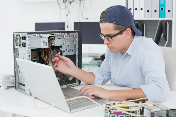 Engenheiro informático trabalhando — Fotografia de Stock