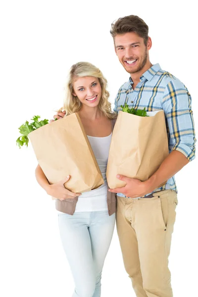 Atractiva pareja sosteniendo sus bolsas de comestibles — Foto de Stock