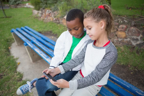 Kleine Kinder schauen aufs Smartphone — Stockfoto