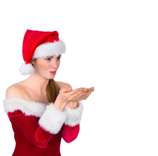 Jolie rousse en tenue de Père Noël soufflant sur les mains — Photo