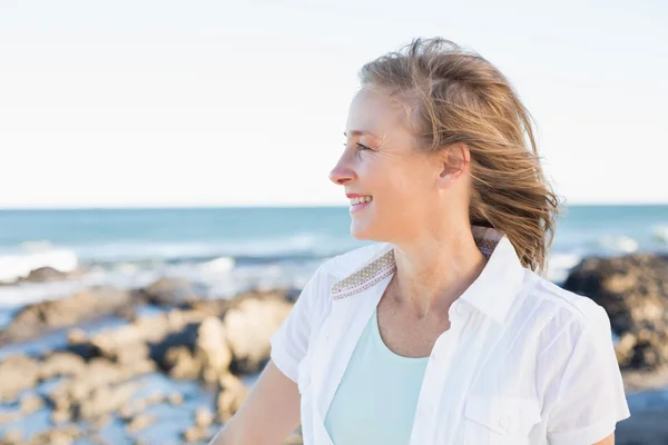 Casual vrouw die lacht door de zee — Stockfoto