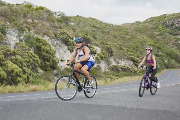 Athletic casal mountain bike — Fotografia de Stock