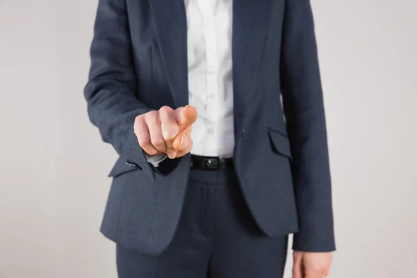 Mujer de negocios en traje señalando con el dedo — Foto de Stock