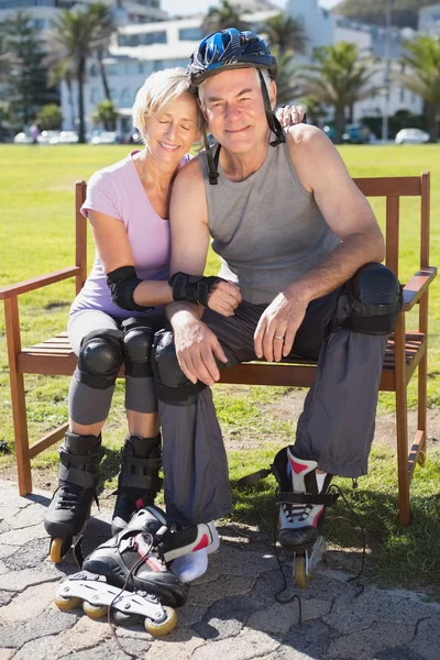 Active senior couple ready to go rollerblading — Stock Photo, Image