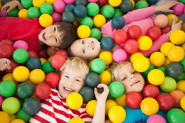 Niños jugando en la piscina de pelota — Foto de Stock