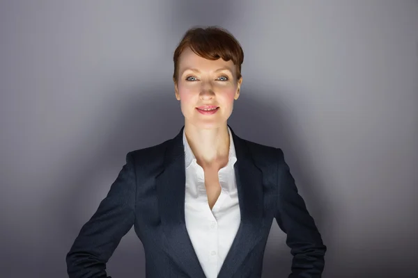 Businesswoman in suit smiling at camera — Stock Photo, Image