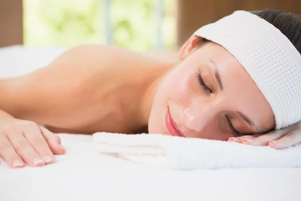 Beautiful woman lying on massage table at spa center — Stock Photo, Image