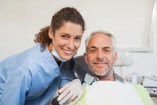 Patient und Zahnarzt lächeln — Stockfoto