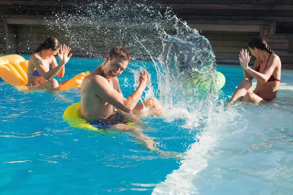 Mensen spelen in het zwembad — Stockfoto