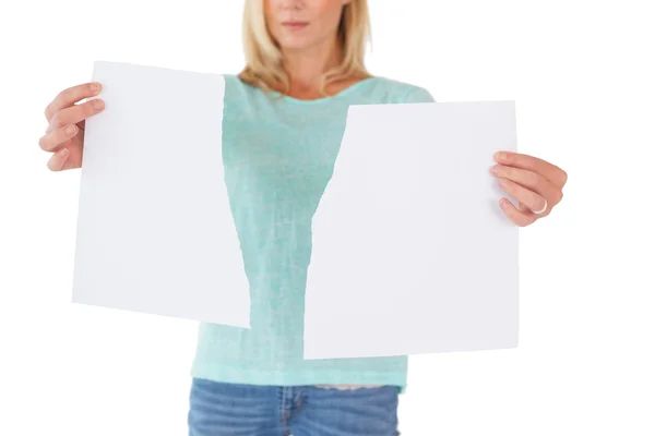 严重的女人抱着撕的纸 — 图库照片