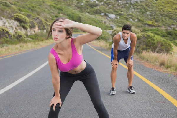 Pareja corriendo en el camino abierto juntos — Foto de Stock