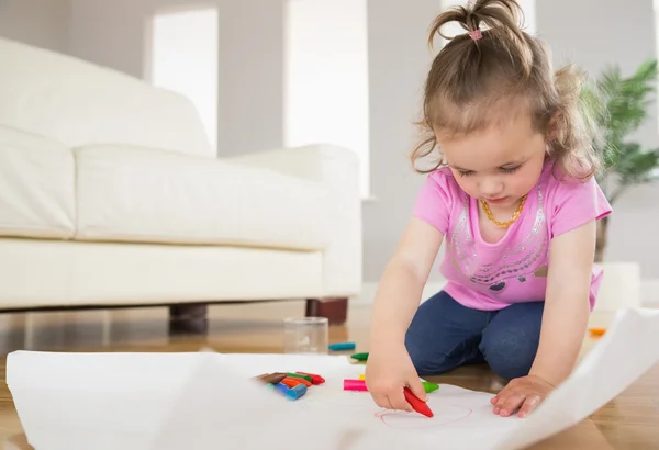 Meisje tekening in de woonkamer — Stockfoto