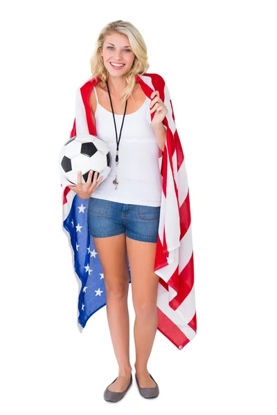 Красивая блондинка футбольный фанат носить флаг США — стоковое фото