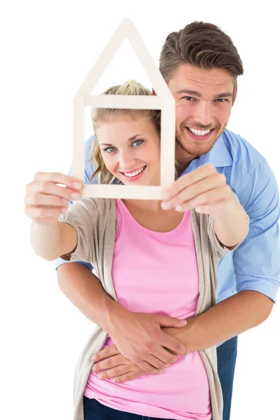 Jong koppel knuffelen en houden huis overzicht — Stockfoto