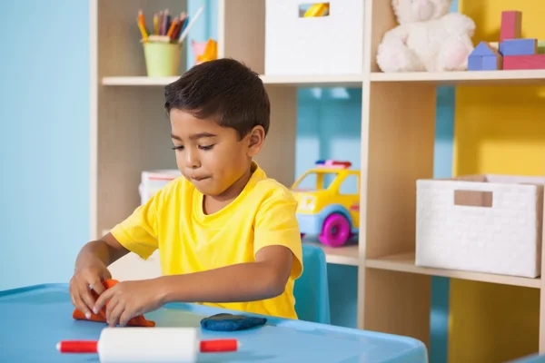 Kleine Jungen spielen mit Knetmasse — Stockfoto