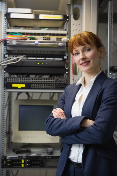 Técnico de informática bonita sorrindo — Fotografia de Stock