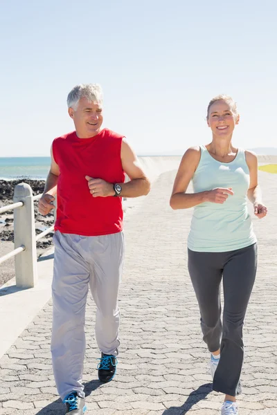 Pasuje, starsza para jogging na molo — Zdjęcie stockowe