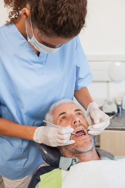Zubař zkoumání pacientů zuby — Stock fotografie