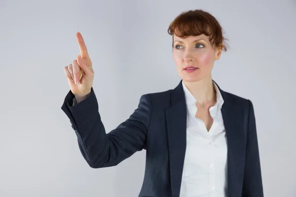 Geschäftsfrau im Prozess zeigt mit dem Finger — Stockfoto