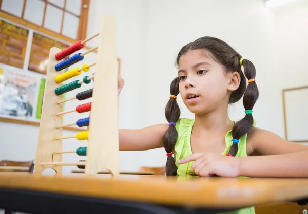 Mignon élève en utilisant abaque dans la salle de classe — Photo