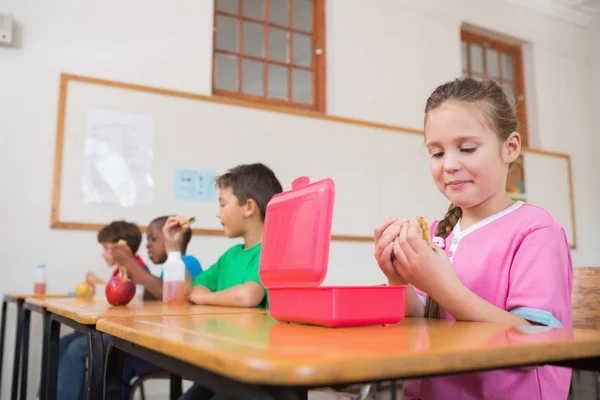 Aluno abrindo lancheira em sala de aula — Fotografia de Stock