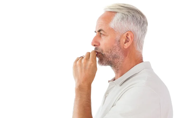 Mann schweigt mit dem Finger auf den Lippen — Stockfoto