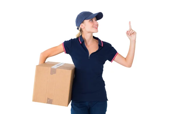 Feliz entrega mujer sosteniendo caja de cartón y apuntando hacia arriba —  Fotos de Stock