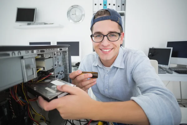 Lachende computer ingenieur werken — Stockfoto