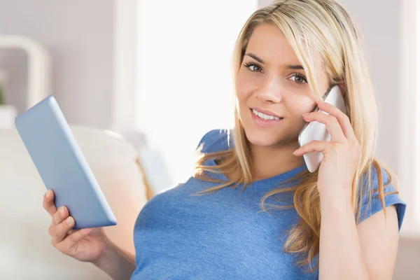 Frau nutzt Handy und digitales Tablet zu Hause — Stockfoto