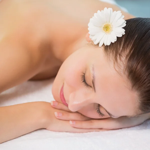 Hermosa mujer acostada en la mesa de masaje en el centro de spa — Foto de Stock