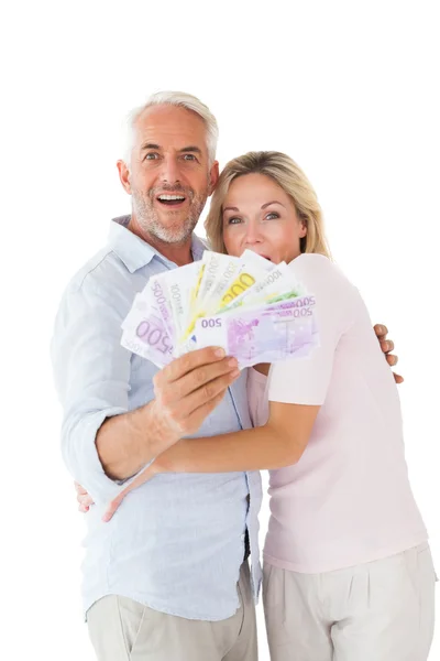 Feliz pareja parpadeando su dinero — Foto de Stock