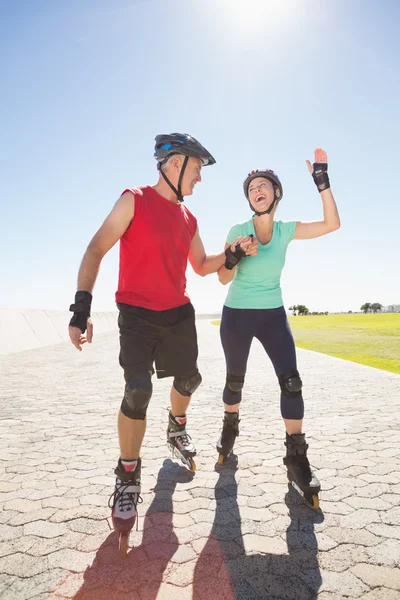 Fittes älteres Paar beim Rollerblading auf der Seebrücke — Stockfoto