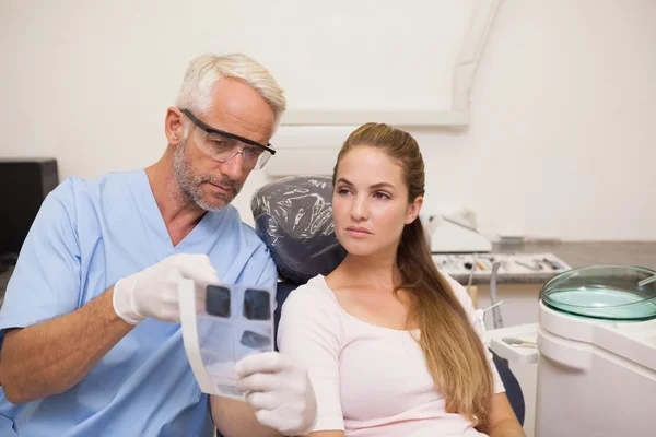Dentista y asistente sonriendo a la cámara — Foto de Stock