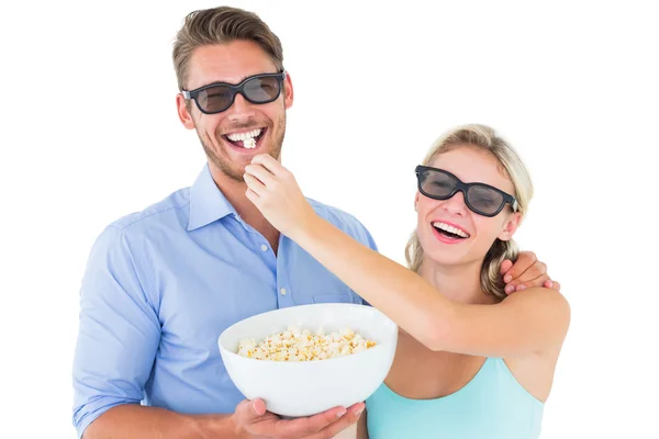 Feliz jovem casal vestindo 3d óculos comer pipoca — Fotografia de Stock