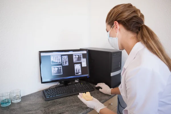 Assistente dentário olhando para raios-x no computador — Fotografia de Stock