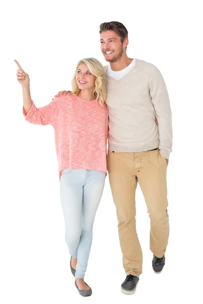 Attraktives Paar lächelt und geht — Stockfoto