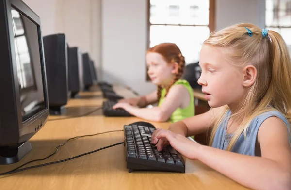 Nette Schüler im Computerunterricht — Stockfoto